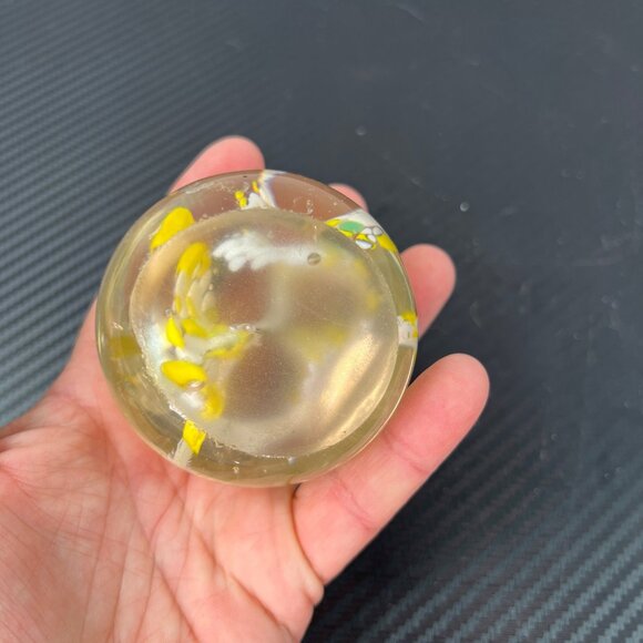 Handcrafted 60/70’s Glass Paperweight With Yellow & White Flower Design - Picture 6 of 10